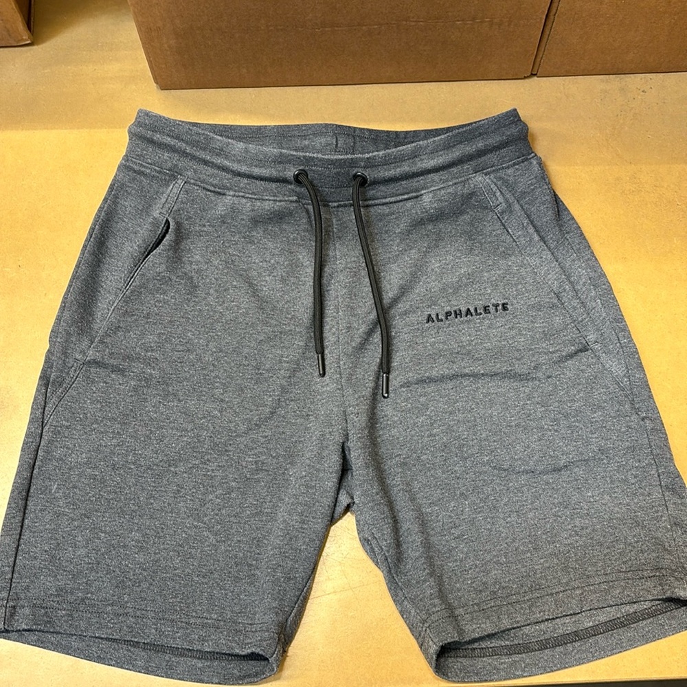 Alphalete Essential Short- Graphite